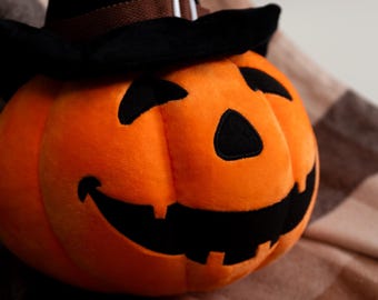 Samtkissen Halloween-Kürbis mit Hexenhut und Halloween-Plüsch