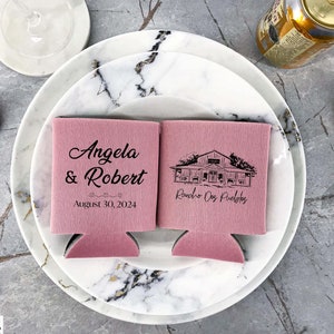 Ilustración de lugar de celebración de bodas personalizada: enfriadores de bodas, obsequios para invitados, enfriadores de latas personalizados, porta cervezas