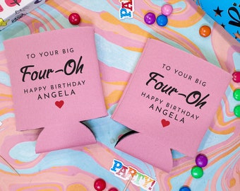 A tus grandes cuatro-oh - Enfriadores de latas de cumpleaños número 40, favor de fiesta número 40, favor de fiesta de cumpleaños, decoración de cumpleaños número 40, porta cerveza