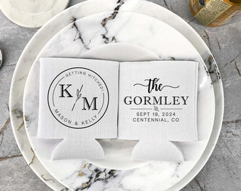 Monogram bruiloft koelers - gepersonaliseerde bruiloft blikjeskoeler, aangepast monogram, gunsten voor gasten, bierhouder