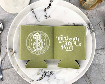 Monogram blikjeskoelers - gepersonaliseerde gunsten voor gasten, huwelijksmonogram, bierhouder, aangepaste huwelijksgunsten