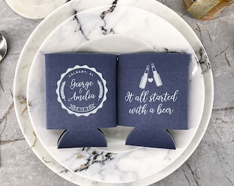 Peut inclure: Deux glacières personnalisées bleues et blanches. Une glacière dit "Calgary, AB George & Amelia" avec un design de couronne. L'autre glacière dit "Tout a commencé avec une bière" avec un graphique de deux bouteilles de bière qui trinquent.