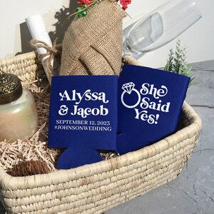 Sie hat Ja gesagt! - Hochzeit Dosenkühler Personalisiert, Hochzeitsbevorzugung für Gäste, Hochzeitsgeschenk, Bierhalter