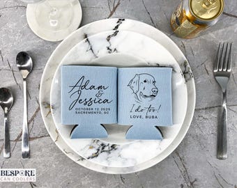 Peut inclure: Deux isolateurs de boissons bleu clair avec du texte noir. Un isolateur dit "Adam & Jessica" avec la date "October 12, 2025" et "Sacramento, SC". L'autre isolateur dit "I do-too! Love, Bubba" et a un dessin au trait d'une tête de chien.