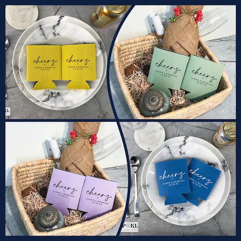 Pu&ograve; includere: Un assortimento di portabevande per lattine in giallo, verde, viola e blu. Ogni portabevande presenta la scritta "cheers" in corsivo, insieme a un nome e una data. I portabevande sono disposti su piatti e in un cestino intrecciato.