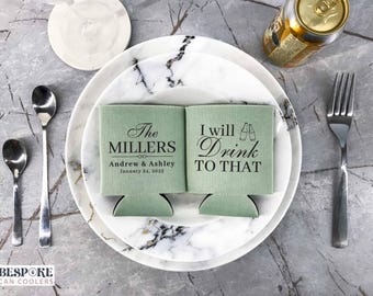 Peut inclure: Deux refroidisseurs de canettes verts avec du texte noir. Le refroidisseur de gauche dit "The Millers" avec les noms "Andrew & Ashley" et la date "January 24, 2025". Le refroidisseur de droite dit "I will Drink To That" avec deux petites icônes de bouteilles de bière.