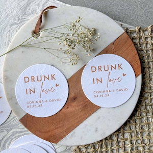 Drunk in Love - sous-verres de mariage personnalisés, décoration de table, dessus de table, cadeaux de mariage, sous-verres en papier