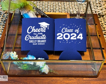 Cheers To The Graduates - Afstudeerblikkoelers, klasse van 2024, afstudeerbedankjes, afstudeerfeestdecoraties, afstudeeraankondiging