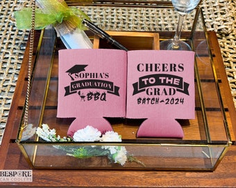 Cheers To The Grad - Gepersonaliseerde Grad-koelers, Grad-gunsten, cadeau voor afstuderen, bierhouder, afstuderen 2024