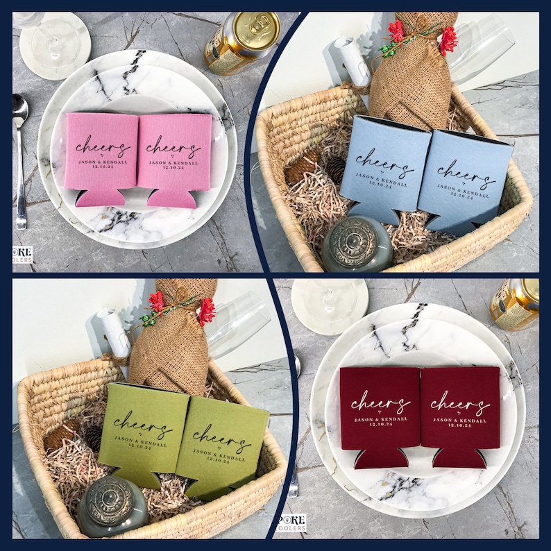 Pu&ograve; includere: Quattro set di portabevande personalizzati in rosa, blu, verde e bordeaux. Ogni portabevande ha la parola "cheers" in corsivo, insieme a un nome e una data. I portabevande sono disposti su piatti e in cesti.