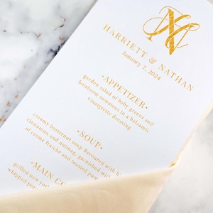 Menú de boda con monograma dorado: menú personalizado, menú blanco y dorado, menú de papel, obsequio de boda, menú impreso en papel metalizado, monograma personalizado