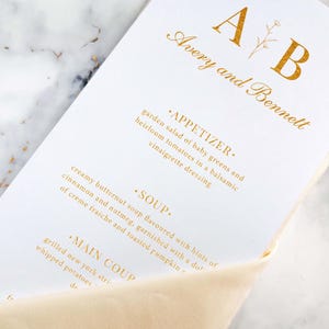 Menu weselne z monogramem - spersonalizowane monogramy, menu weselne, menu ze złotą folią, spersonalizowane menu papierowe, upominki weselne dla gości