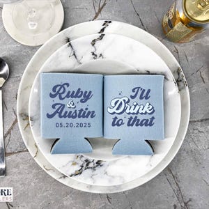 Ich trinke dazu - kundenspezifischer Hochzeitswärmer, Hochzeitsdosenkühler, personalisierte Gefälligkeiten, Hochzeitsgeschenk, Bierdosenkühler, Bier Hugger