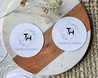 Posavasos con monograma para bodas: recuerdos de boda personalizados, posavasos de mesa, cubrevasos y posavasos de cartón.