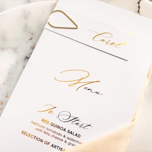 Menu z papieru w kolorze białym i złotym - Menu weselne, dekoracje stołów, upominki dla gości, spersonalizowane złote menu, srebrne menu, menu z wizytówką