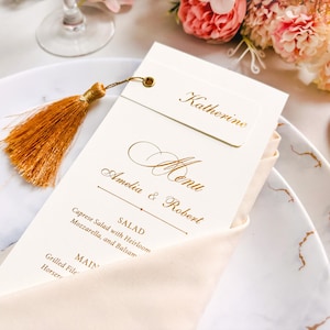 Menu z wizytówką na wesele - spersonalizowane menu papierowe, menu weselne z frędzlami, spersonalizowane menu ze złotej folii, menu białe i złote
