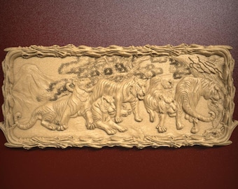 Splendida e dettagliata immagine artistica di cinque tigri maestose in una scena di foresta per l'arredamento della casa, file STL in rilievo 3D per intaglio con router CNC o stampa in resina 3D.