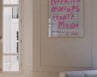 Puede incluir: Una impresión enmarcada de un "Guest Check" con el texto "NOTHING MATTERS (THAT) MUCH" en rosa. La impresión tiene un marco dorado y está colgada en una pared blanca. La impresión está en una habitación con una ventana y un sofá.