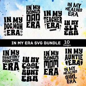 Può includere: Un pacchetto di download digitale di 10 file SVG con il testo "In My ... Era" con vari titoli, tra cui "Dog Mom", "Bonus Dad", "Teacher", "SLP", "Assistant Principal", "Cool Aunt", "Bonus Mom", "Auntie", "Healing" e "Healing Girl".