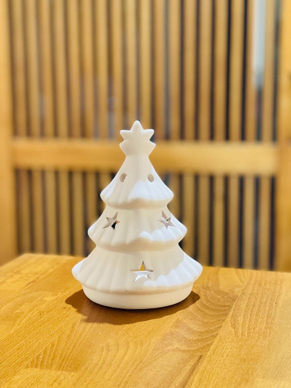 陶器製クリスマスツリーキャンドルホルダー：手作りホリデーホーム