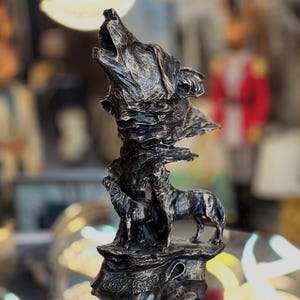Howling Wolf Figurine with Pup: Rustic Wildlife Table Decor (29x13x10 cm)