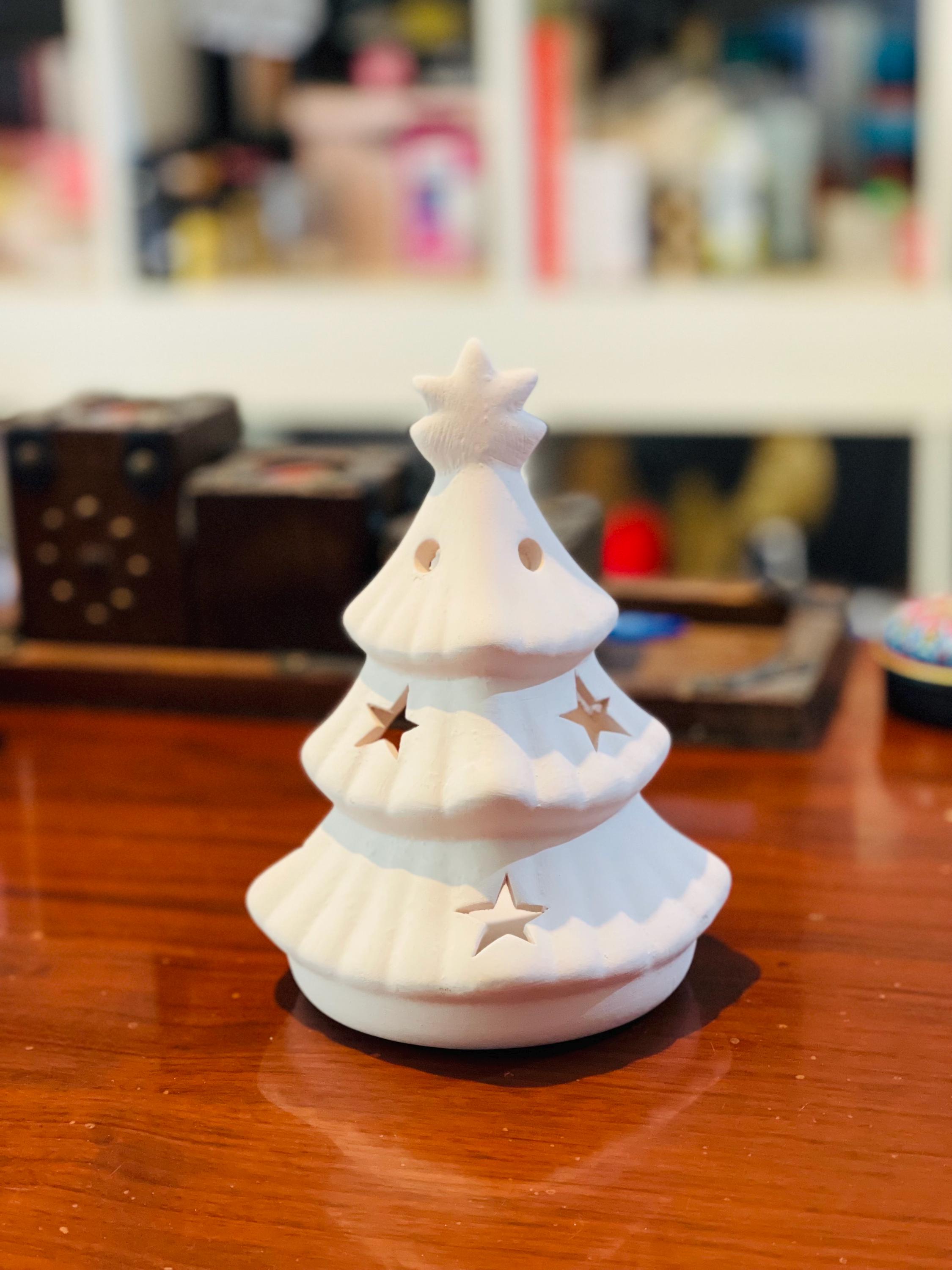 陶器製クリスマスツリーキャンドルホルダー：手作りホリデーホーム 