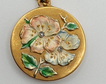 Un magnifique médaillon en or 14 carats et émail pastel avec des roses sauvages