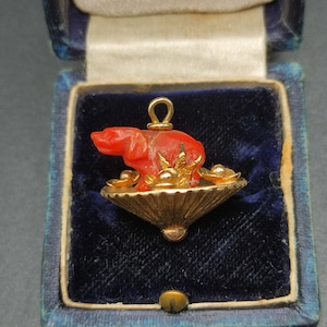 A big Vintage 18ct gold pendant with a coral dog