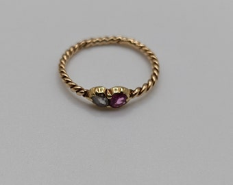 Un piccolo e delicato anello antico Toi e Moi in oro 14 ct con un rubino e un diamante taglio a rosa