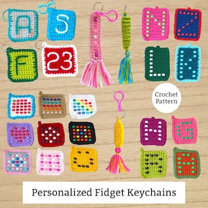 Könnte beinhalten: Eine Sammlung quadratischer Häkel-Schlüsselanhänger mit Buchstaben, Zahlen und bunten Perlenrastern sowie langen Quasten-Schlüsselanhängern. Der Text lautet Crochet Pattern und Personalized Fidget Keychains.