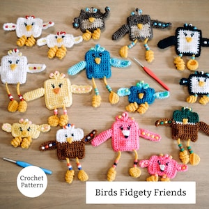 Pode incluir: Uma coleção de figuras de pássaros coloridos de crochê, em várias cores, incluindo branco, amarelo, azul, rosa e marrom. Cada pássaro tem um corpo quadrado, asas e pernas penduradas. O texto "Birds Fidgety Friends" e "Crochet Pattern" é visível.