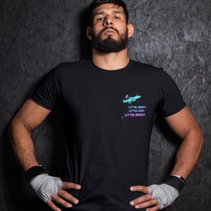 Camiseta On Top Karan Aujla | Utte Dekh Punjabi Song Merch | Camiseta Desi Streetwear | Design frontal e traseiro | Presente unissex para ele/ela