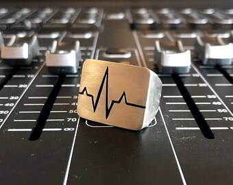 HEARTBEAT.Signet ring made of 925 silver, oxidized