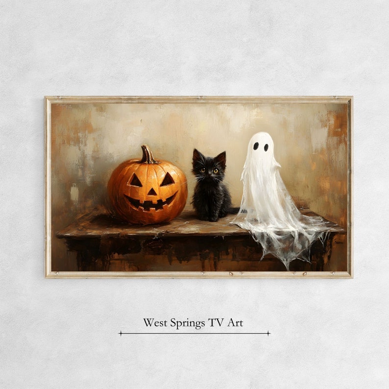 Pode incluir: Um gato preto senta-se ao lado de uma ab&oacute;bora talhada em forma de jack-o'-lantern e um fantasma branco sobre uma mesa de madeira. O fundo &eacute; uma parede marrom.