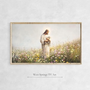 Puede incluir: Una pintura de Jesucristo de pie en un campo de flores, sosteniendo un cordero blanco en sus brazos. El fondo es un azul suave y brumoso.