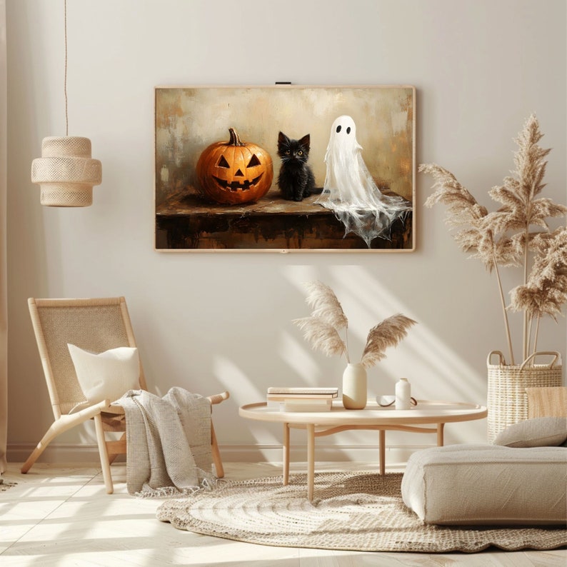 Pode incluir: Um gato preto senta-se ao lado de uma ab&oacute;bora esculpida com um fantasma assustador atr&aacute;s. A cena &eacute; pintada em uma tela e emoldurada em uma moldura de madeira.