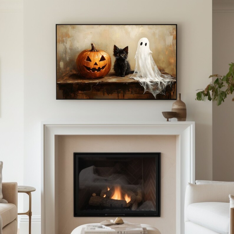 Pode incluir: Uma pintura de um gato preto e um fantasma branco sentados ao lado de uma ab&oacute;bora laranja esculpida. A pintura est&aacute; pendurada acima de uma lareira com fogo queimando dentro.