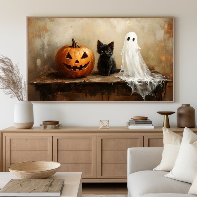 Pode incluir: Uma pintura de um gato preto, uma ab&oacute;bora talhada e um fantasma branco sobre uma mesa de madeira. O gato est&aacute; sentado na mesa, olhando para o espectador. A ab&oacute;bora talhada est&aacute; sentada na mesa, ao lado do gato. O fantasma est&aacute; flutuando sobre a mesa, atr&aacute;s do gato e da ab&oacute;bora talhada.