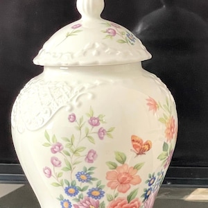 Coalport, Fine Bone China, Mayfield design Jar with lid, 1991, serial number 40, approx 15cm in height, very good condition