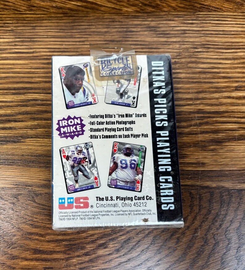 Pode incluir: Um baralho de cartas Bicycle Sports Collection com Ditka's Picks. A caixa inclui imagens de jogadores de futebol americano e o texto "Iron Mike A-W-A-R-D". O baralho &eacute; da The U.S. Playing Card Co., Cincinnati, Ohio.