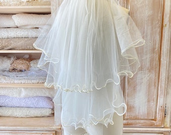 Velo minimalista con borde de lechuga, velo de novia de tul suave color marfil, velo de novia con encaje y rubor, velo de novia en cascada, accesorio de estilo vintage.