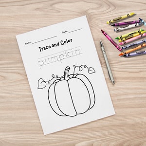 Op de afbeelding: Een printbaar werkblad voor kinderen om een ​​pompoen te traceren en in te kleuren. Het werkblad heeft het woord "pompoen" geschreven in stippellijnen om te traceren en een zwart-witte omtrek van een pompoen met een stengel en bladeren.