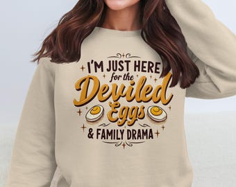 Solo estoy aquí por los huevos rellenos y el drama familiar, diseño divertido de huevos rellenos, perfecto para reuniones familiares, idea de regalo única png