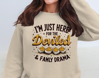 Solo estoy aquí por el drama familiar y endiablado, descarga digital divertida de huevos rellenos, clipart de humor de acción de gracias png