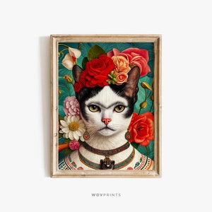 Può includere: Un gatto bianco e nero con una striscia bianca sul naso indossa una corona di fiori rossi, rosa e gialli. Il gatto indossa una collana con un ciondolo nero e orecchini. Lo sfondo è un verde e un blu vibranti.