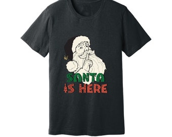 Weihnachtsmann ist hier Weihnachts-T-Shirt Santa ist hier Weihnachtsgeschenk Weihnachtshemd für Männer Frauen Weihnachtsgeschenk Frauen Weihnachtsfeiert-shirt