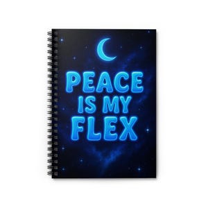 Può includere: Un quaderno a spirale con una copertina con la scritta "PEACE IS MY FLEX" in lettere blu a bolle. Lo sfondo è una scena spaziale blu scuro con una luna crescente e stelle.