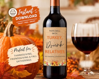 Könnte beinhalten: Eine Weinflasche mit einem rechteckigen beigen Etikett mit dem Text PAIRS WELL WITH TURKEY, Drunk RELATIVES AND AWKWARD CONVERSATIONS. Das Etikett zeigt unten eine bunte Illustration von Kürbissen, Sonnenblumen und Herbstblättern.