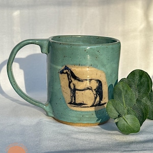 Handgemachte Pferdekaffeetasse: Rustikale Keramik mit blauer Korallenglasur