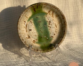 Handgemaakte keramische trinketschaal: ringhouder van rustiek groen aardewerk